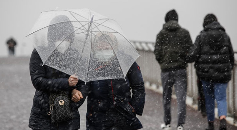 İstanbullular dikkat! İzlanda kışı geliyor. Önce yağmur bastıracak sonra kar yağışı etkili olacak. Sıcaklıklar eksilere kadar düşecek. İşte İBB'den yapılan son uyarılar. İşte İstanbul'a kar ve yağmurun yağacağı saatler