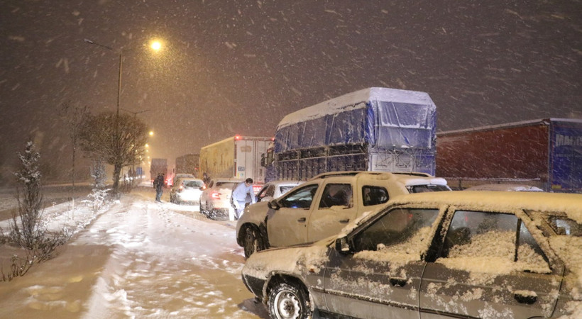 Meteorolojiden sonra validen de uyarı geldi. İstanbul'da kuvvetli kar yağışı bekleniyor. Meteoroloji İstanbul'da kar yağışı için saat verdi