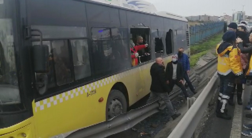 SONDAKİKA İETT otobüsü kaza yaptı. Sefaköy'de korku dolu anlar... Otobüsteki yolcular camlar kırılarak çıkarıldı