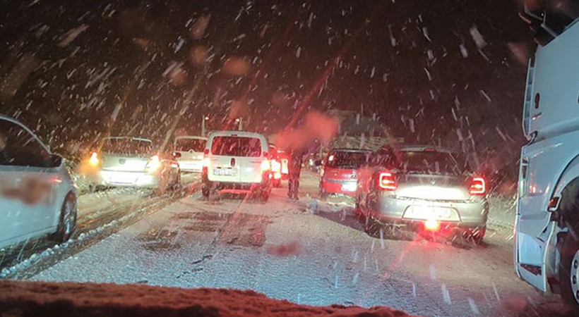 İstanbul-Ankara arasında kar yağışı nedeniyle otoyol ve devlet karayolu araç trafiğine kapatıldı