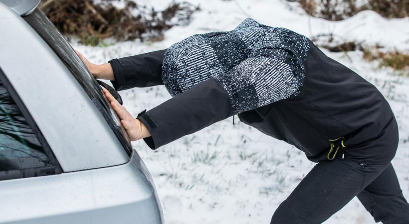 Kış aylarında araç itenlere kötü haber geldi, uyarı yapıldı: Sert rüzgâra karşı yürümeyin, karda kalan arabayı itmeyin
