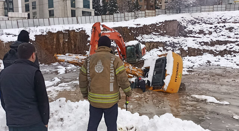 İstanbul-Ataşehir'de feci ölüm...  İş makinası, buz tutan su birikintisine düştü. Suya gömülen işçi hayatını kaybetti