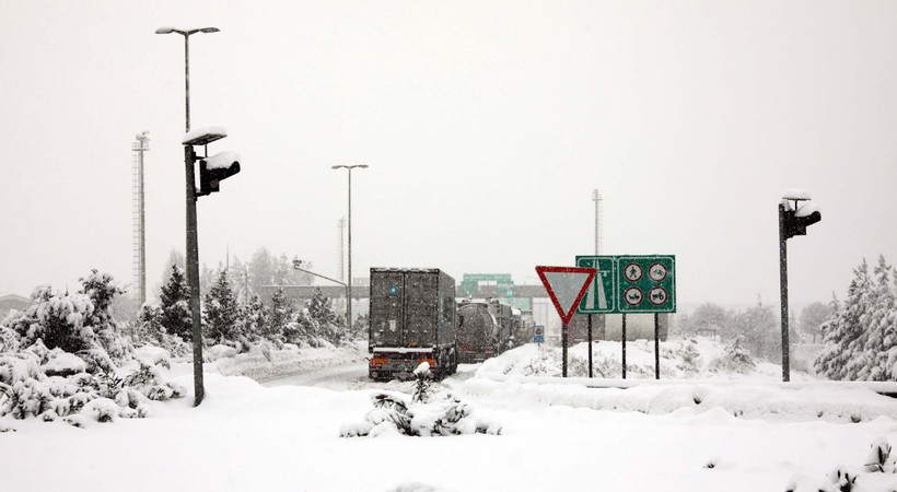 Gaziantep'te yoğun kar yağışı... TAG Otoyolu açıldı