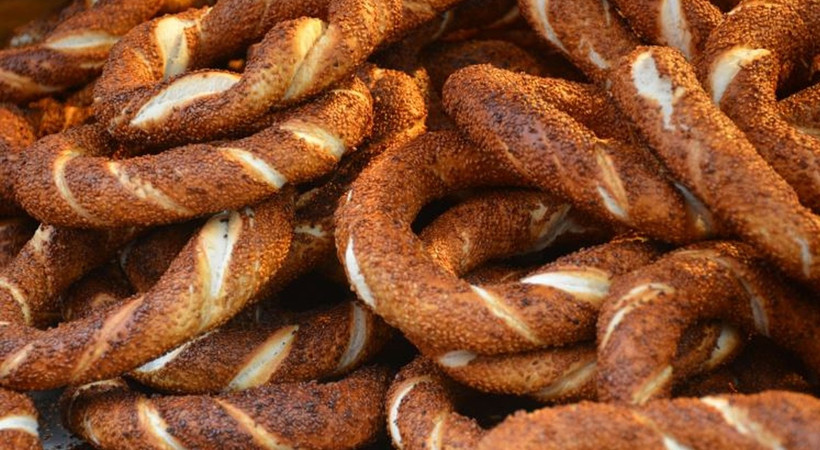 SONDAKİKA İstanbul'da simit fiyatlarına zam geldi. Ekmek zammından sonra simidin de fiyatı arttı. İstanbul Simitçiler Odası simit zammıyla ilgili açıklama yaptı