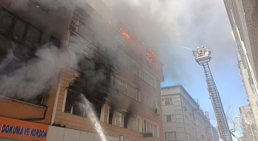 İstanbul Güngören'de bir binada yangın çıktı. Yangın sırasında patlamalar meydana geldi