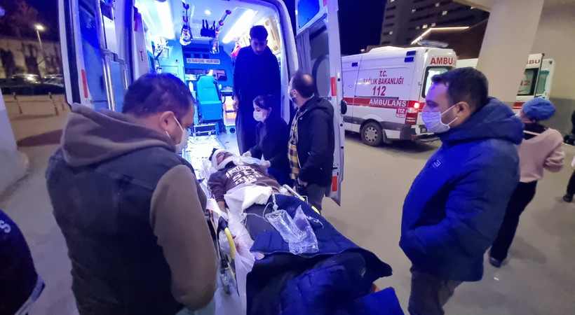 Adana'da vahşet yaşandı! Sokakta çıkan kavgada Suriye uyruklu bir kişiyi başından bıçakladılar
