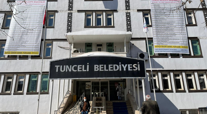 Komünist başkan geleneği bozmadı! Tunceli Belediye Başkanı Fatih Mehmet Maçoğlu, belediyenin gelir ve gider tablosunu bu yıl da belediye binasına astırdı