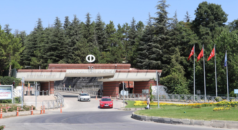 Öğrenciler dikkat! Kayıt yenileme tarihi uzatıldı. Eskişehir Anadolu Üniversitesi Açıköğretim Sistemi 2021-2022 bahar yarıyılı kayıt yenileme işlemleri, 21 Şubat Pazartesi günü saat 22.00'ye kadar uzatıldı