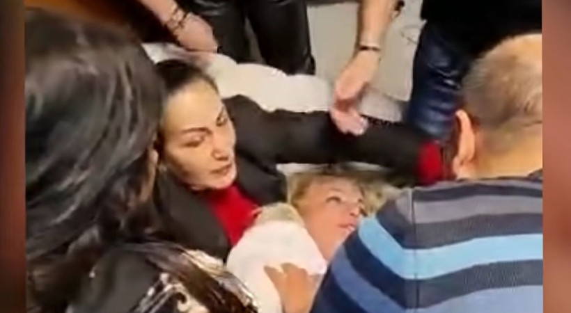 Bahar Candan ile Başak Çokan arasındaki gerginlik hastanede son buldu. Bahar Candan konuştu, Başak Çokan kriz geçirdi. Al Sana Haber CANLI YAYIN'ında korku dolu anlar