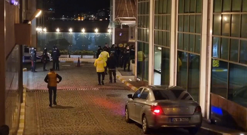 Beşiktaş'ta ünlü otelin 7'nci katından düşen Ebru Cızdan kaldırıldığı hastanede hayatını kaybetti. Eşi ile tartıştığı öğrenilen Özgür Aydoğan gözaltına alındı