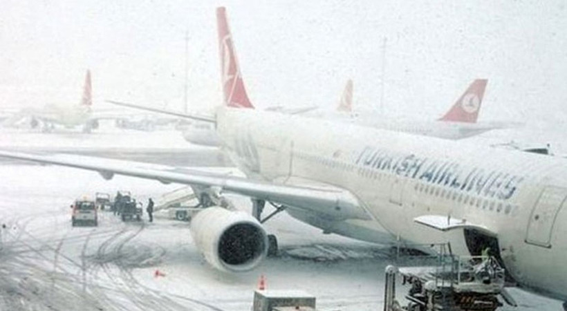 İstanbul'da beklenen kar başladı. THY, hava muhalefeti nedeniyle İstanbul ve Sabiha Gökçen havalimanları kalkışlı/varışlı bazı seferlerini iptal etti