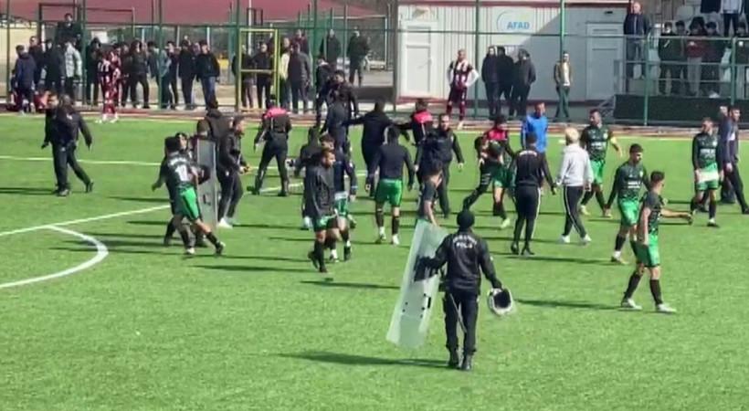 Elazığ’da saha karıştı: 18 kırmızı kart çıktı