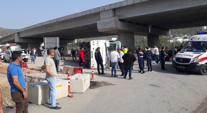 Mersin'de işçi servisi kaza yaptı: 11 yaralı
