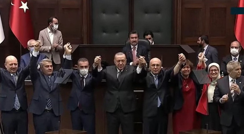 Eski İYİ Partili vekil İsmail Ok AK Parti'ye katıldı! Rozetini Erdoğan taktı