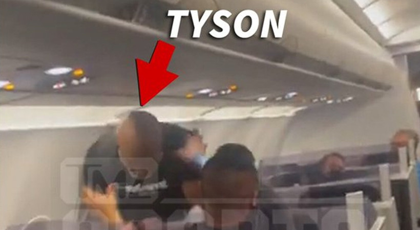 ABD'li ünlü boksör Mike Tyson'ın uçakta bir yolcuyu yumrukladığı görüntüleri ortaya çıktı