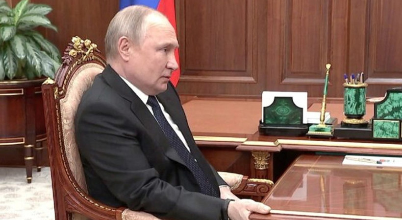Putin'in bomba görüntüleri ortaya çıktı. Putin hasta mı? Eliyle masadan tuttu, 'zafere' sevinemedi. Uzmanlar Putin'in son görüntülerini yorumladı
