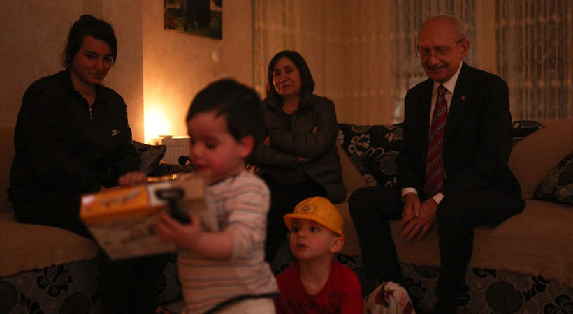 Evinin elektriği kesilen Kemal Kılıçdaroğlu ziyaretlerini sürdürüyor. Kılıçdaroğlu ve eşi Selvi Kılıçdaroğlu 4 aydır evinde elektriği olmayan 3 çocuk annesi Güllü Demir'i ziyaret etti. Kılıçdaroğlu'ndan halka flaş çağrı
