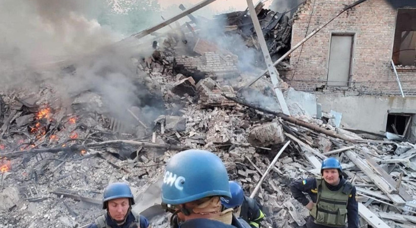 İşgalci Rusya, Ukrayna'nın Luhanks bölgesinde bir okulu bombaladı. 60 kişi enkaz altında!