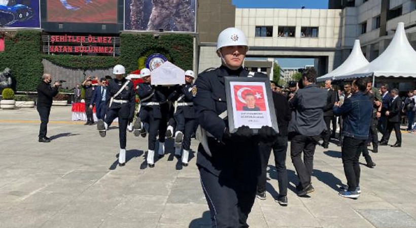 Şehit polis son yolculuğuna uğurlandı!  Hırsızı yakalamak isterken kazada şehit düşen polis memuru Hüseyin Duman, İstanbul Emniyeti'nde düzenlenen törenin ardından meleketinde toğrağa veridi