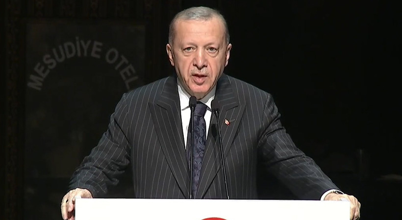 Cumhurbaşkanı Erdoğan, "Zindandan Mehmed'e Mektup" Sergisi ve "Reis Bey" tiyatrosunun gösteriminde konuştu. Erdoğan'dan dikkat çeken kritik mesajlar: Kalabalıklar içinde tek kalsak da mücadele vereceğiz