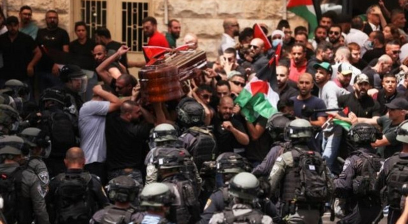 İsrail’in Filistinli muhabirin cenazesine müdahalesi dünyada tepki topladı