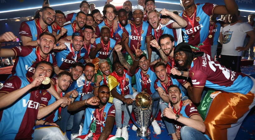 Şampiyon Trabzonspor kupasına kavuştu