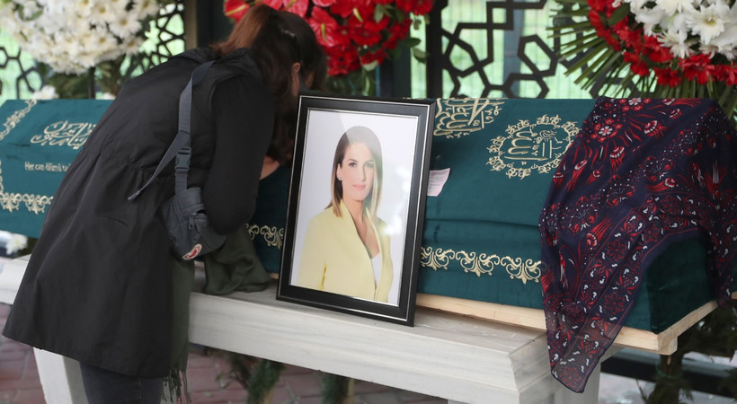 Haber spikeri Özlem Sarıkaya Yurt son yolculuğuna uğurlandı! Kanserle mücadelesini kaybeden NTV spikeri Özlem Sarıkaya Yurt'un cenazesinde gözyaşları sel oldu