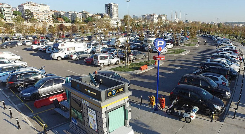 İstanbullulara kötü haber. Milyonlarca araç sahibini üzecek gelişme. Akaryakıt zamlarından sonra İSPARK ücretlerine de zam geldi. Otopark ücretlerine büyük zam