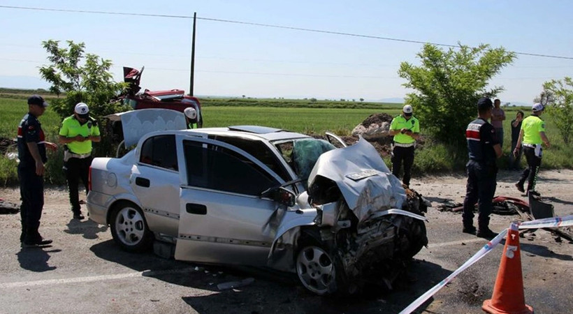 Uşak'ta yürek yakan kaza! İki otomobil çarpıştı 7 aylık hamile Elif Baki ve annesi Saadet Coşkun hayatını kaybetti