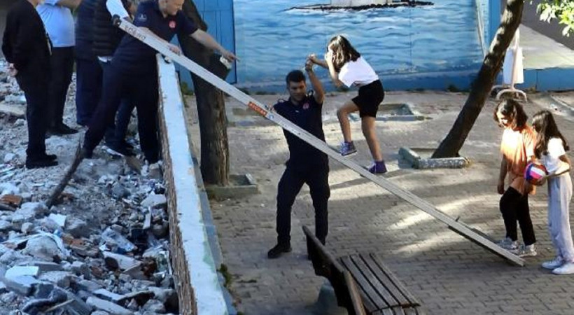 İstanbul Avcılar'da okul bahçesinde mahsur kalan kız öğrencileri itfaiye kurtardı