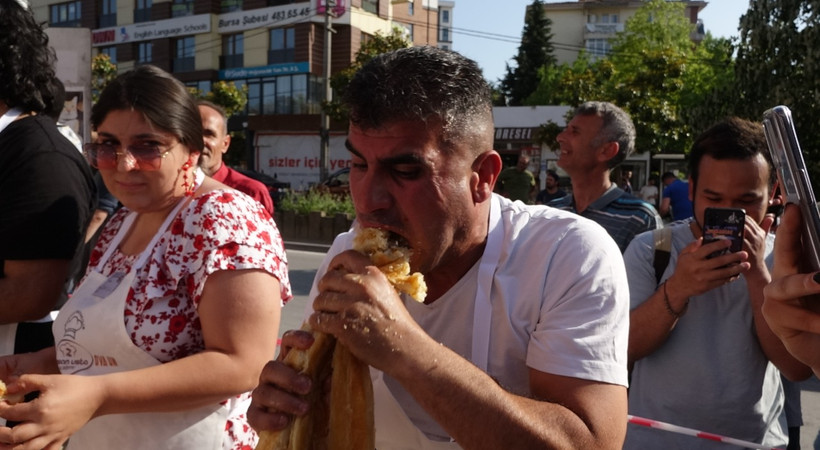 Bursa'da ilginç görüntüler! 3 bin lira için metrelerce börek yediler