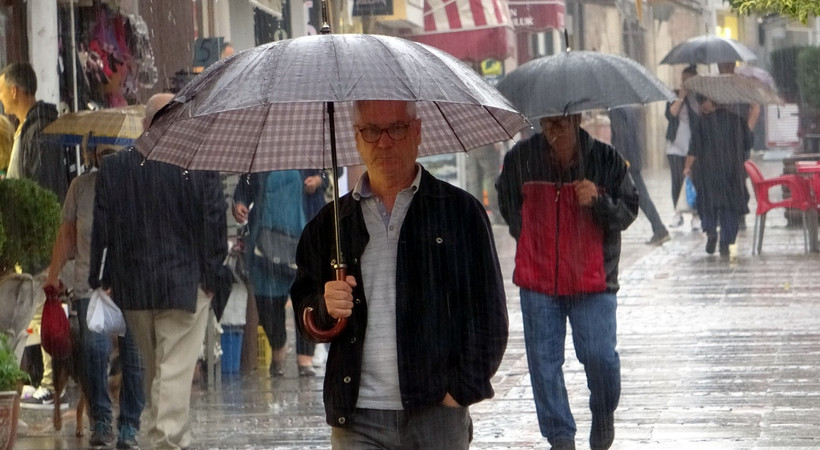 Meteoroloji Genel Müdürlüğü tarafından yayınlanan tahminlere göre yurtta kendini gösteren yağışlar hafta sonu etki alanını artıracak. Yağışların hafta sonu İstanbul'da da kendini göstermesi bekleniyor