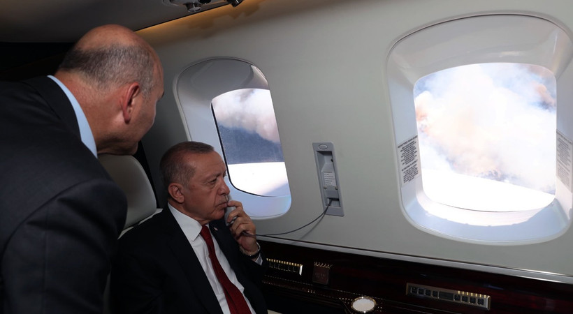Cumhurbaşkanı Erdoğan, Marmaris'teki orman yangınını havadan inceledi
