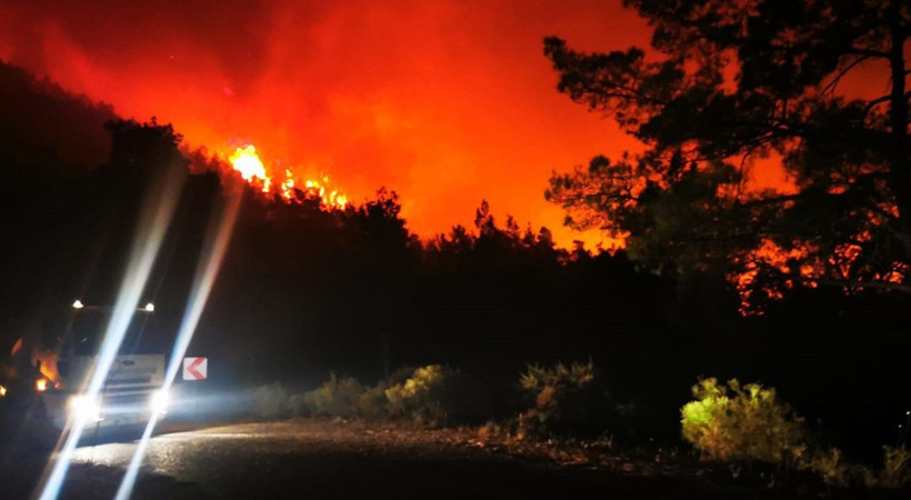 Marmaris Bördübet mevkiindeki Amazan Koyu Yedi Adalar bölgesinde orman yangını
