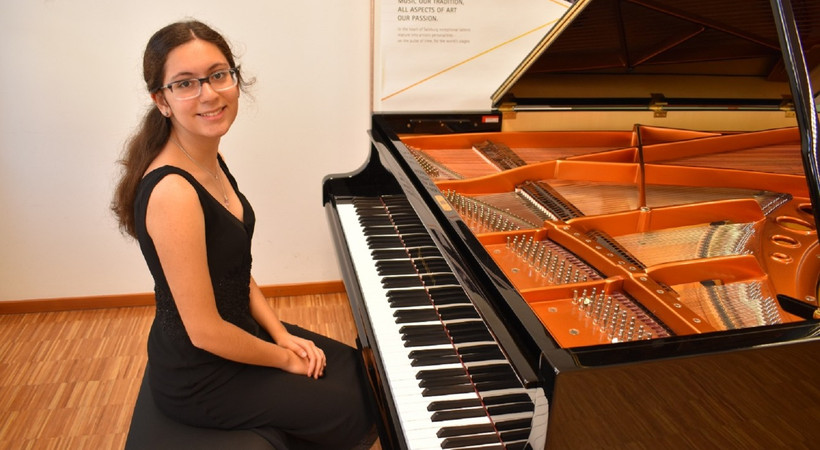 15 yaşındaki piyanist Ayşe Cemre Ağırgöl'den büyük başarı! Salzburg Filarmoni Orkestrası ile çalmaya hak kazandı