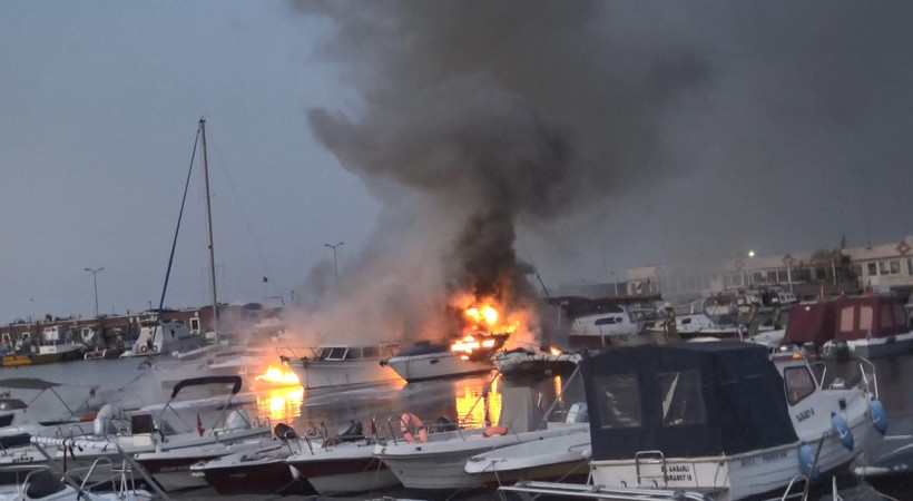 İstanbul sabaha karşı alevlerle aydınlandı. Avcılar Sahili'ndeki balıkçı barınağında 7 tekne alev alev yandı