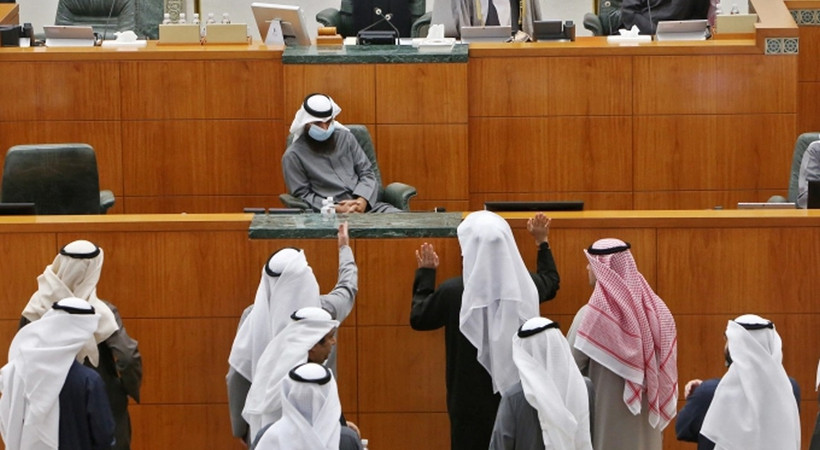 Kuveyt Veliaht Prens Şeyh Mishal Al-Ahmad Al-Jaber Al-Sabah, yayınladığı kararname ile parlamentoyu feshetti