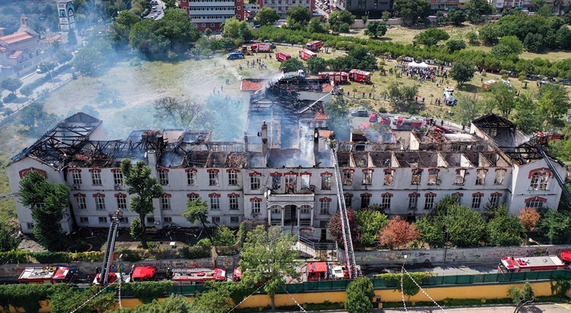 Balıklı Rum Hastanesi'ndeki yangın ile ilgili kritik açıklama. Zeytinburnu Belediye Başkanı açıkladı: Binanın taşıyıcı unsurları zarar gördü mü?
