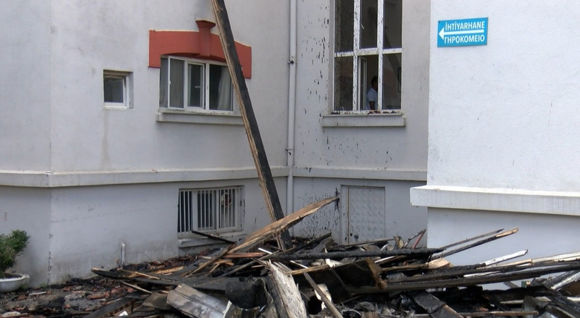 Zeytinburnu'ndaki Balıklı Rum Hastanesi'ndeki yangının ardından temizlik çalışmaları sürüyor