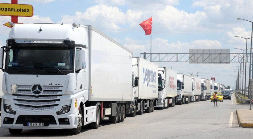 Avrupa'ya ihraç malları taşıyan Türk TIR'ları 3 gündür Kapıkule Sınır Kapısı'nda bekletiliyor. Bulgaristan'daki laboratuvar krizi nedeniyle TIR'lardaki ürünler çürümeye başladı