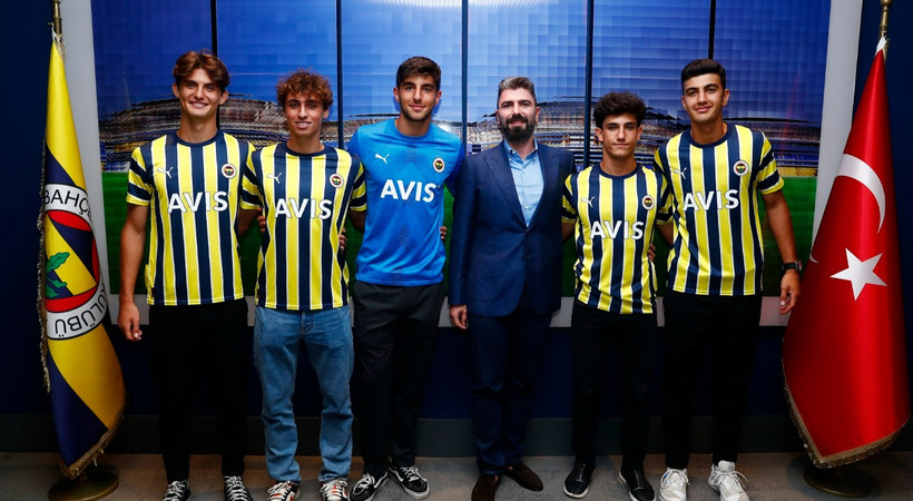 Fenerbahçe, 5 genç futbolcuyla profesyonel sözleşme imzaladı