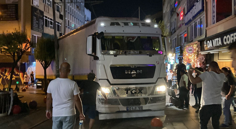 Navigasyona uyup Kadıköy'e TIR'la giren sürücü sokakta sıkıştı. Saatlerce kurtarılmayı bekledi, polis ceza kesti