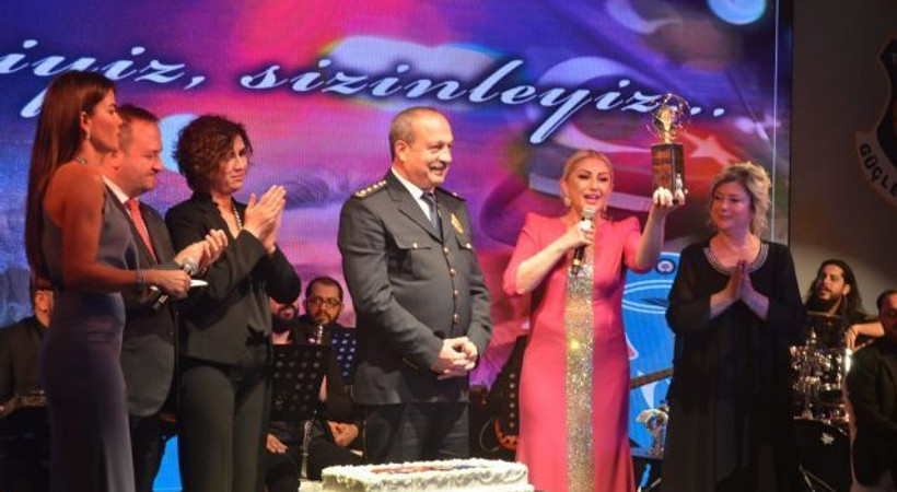 Muazzez Ersoy, polis gecesinde sahne aldı!