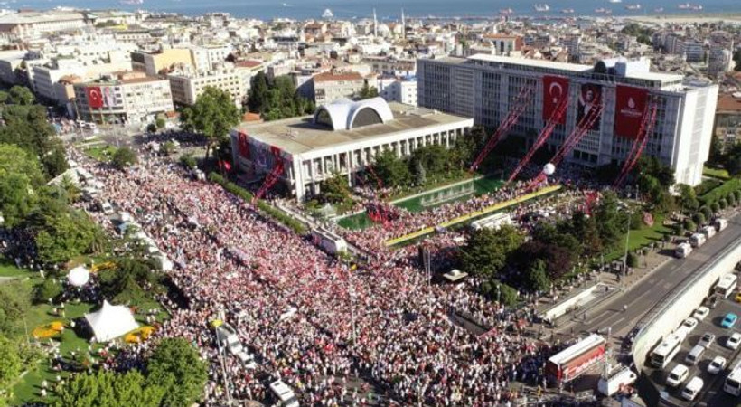 Ekrem İmamoğlu için Saraçhane'de tarihi kalabalık!
