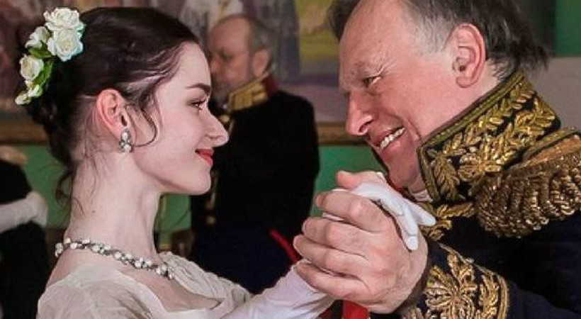 Ünlü tarihçi sevgilisini vahşice öldürdü!