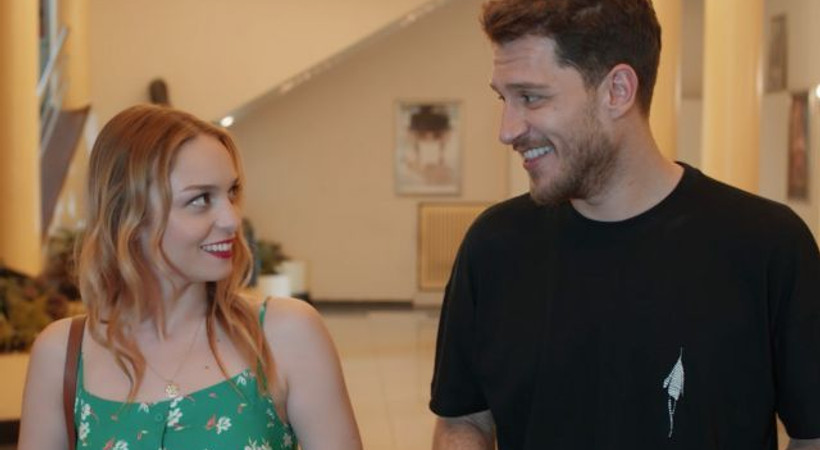 İki ünlü oyuncu, Youtube dizisi 'Aynen Aynen'de buluşuyor!