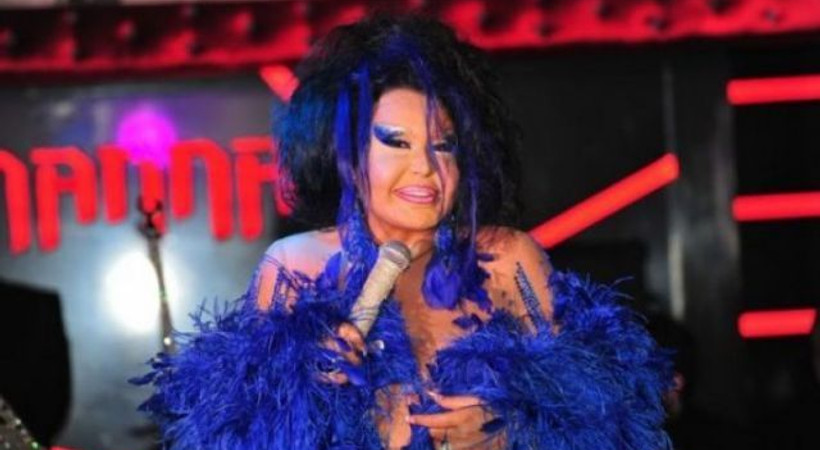 Bülent Ersoy sahneye çıkmaya çalışan kadın hayranına mikrofonuyla vurdu