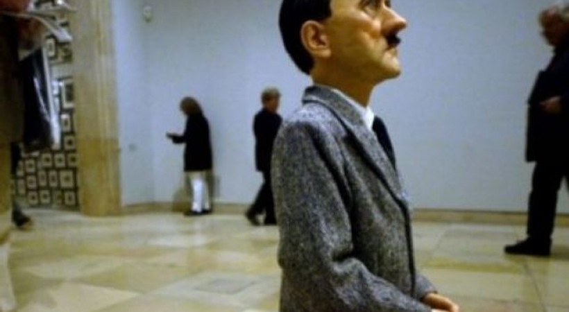Diz çöken Hitler heykeli rekor fiyata satıldı!
