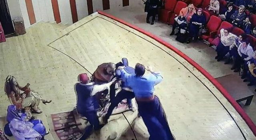 Tiyatro sahnesinde oyuncuya tekme-tokat dayak!