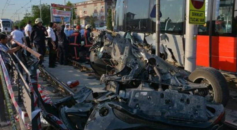 Tramvay'da kaza! CNN Türk çalışanları yaralandı!